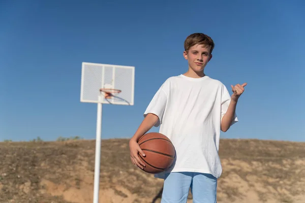 Remaja Laki Laki Melihat Kamera Sambil Berpose Dengan Bola Basket — Stok Foto