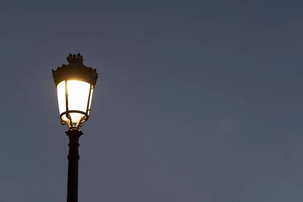 Zicht Verlichte Straatlamp Laat Avond Hoge Kwaliteit Foto — Stockfoto