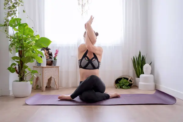 Femme Faisant Garudasana Pose Tout Faisant Méditation Yoga Sur Tapis — Photo