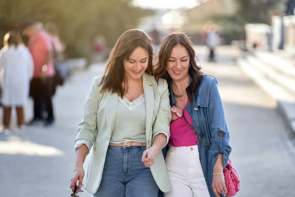 2人のスタイリッシュな女性の友人が屋外で一緒に歩いている 友情の概念 — ストック写真