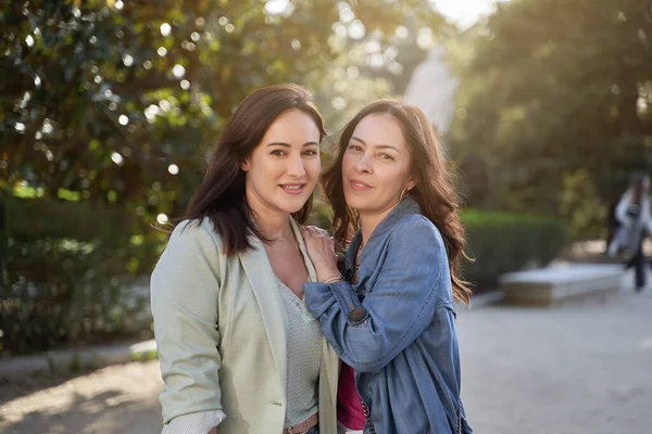 Two Female Friends Looking Camera Smiling While Posing Together Outdoors — Stock Photo, Image