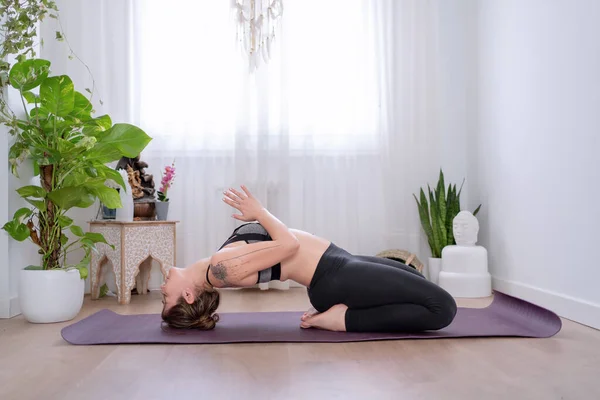 Vrouw Mediterend Matsyasana Poseren Een Yoga Mat Thuis Sportconcept — Stockfoto
