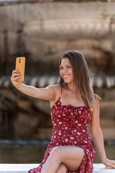Femme Robe Talons Souriants Tout Prenant Selfie Avec Son Téléphone — Photo