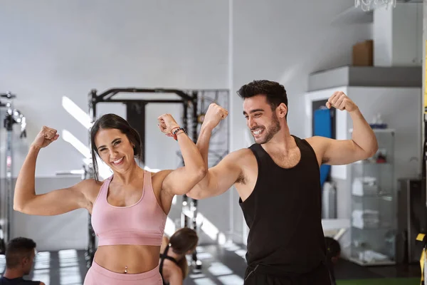 Pessoas Fitness Felizes Mostrando Seus Músculos Após Treinamento Ginásio Conceito — Fotografia de Stock