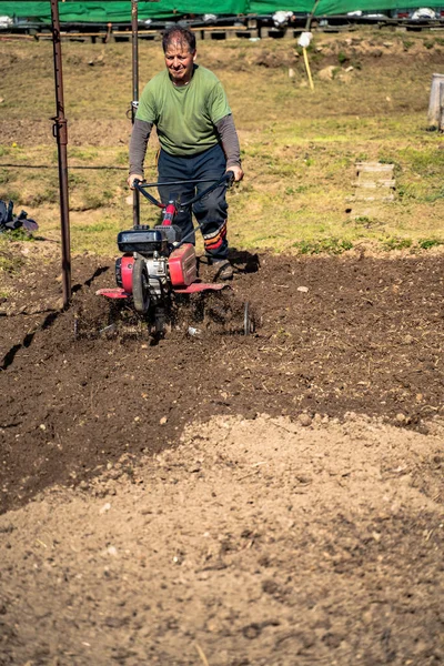 Rolnik Uprawia Ziemię Pomocą Kultywatora Celu Przygotowania Gleby Sadzenia Roślin — Zdjęcie stockowe