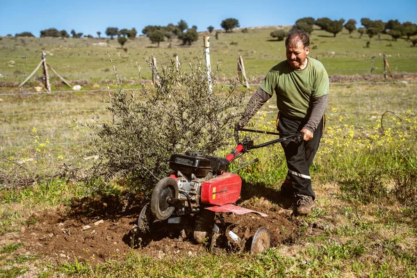 Rolnik Uprawia Ziemię Pomocą Kultywatora Celu Przygotowania Gleby Sadzenia Roślin — Zdjęcie stockowe