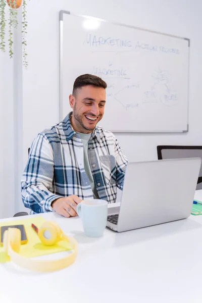 Homem Sorrindo Enquanto Trabalhava Com Laptop Escritório Conceito Negócio Tecnologia — Fotografia de Stock