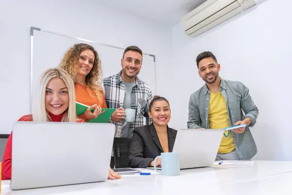 Equipe Negócios Olhando Para Câmera Sorrindo Enquanto Encontra Sala Reuniões — Fotografia de Stock