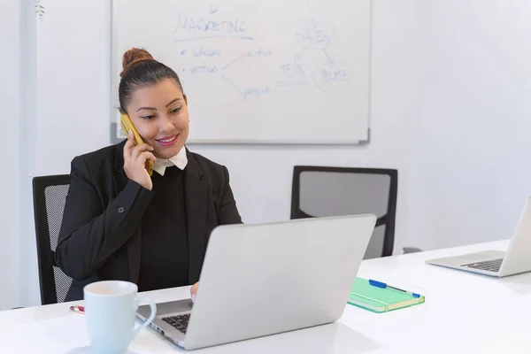 Mulher Negócios Falando Telefone Enquanto Trabalhava Com Laptop Escritório Conceito — Fotografia de Stock