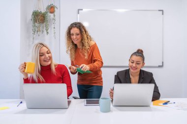 Ofiste dizüstü bilgisayarlarla çalışan kadın girişimciler. İş konsepti.