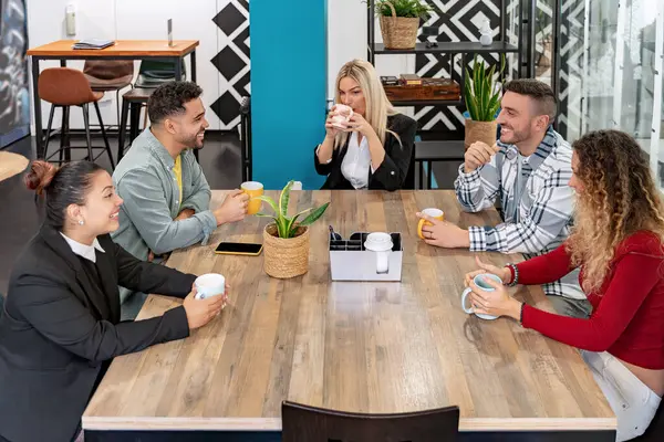 Grupo Colegas Diversos Que Gostam Tomar Café Durante Uma Pausa — Fotografia de Stock