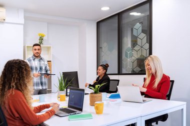 Ofis yönetim kurulunda iş adamları toplantı yapıyor. İş konsepti.