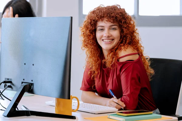 Jovem Sorrindo Enquanto Trabalhava Escritório Conceito Negócio — Fotografia de Stock