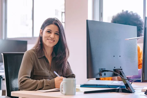 Mulher Negócios Sorrindo Enquanto Trabalhava Sentada Mesa Seu Escritório Conceito — Fotografia de Stock