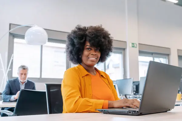 Empresária Confiante Sorrindo Enquanto Trabalhava Com Laptop Escritório Conceito Negócio — Fotografia de Stock
