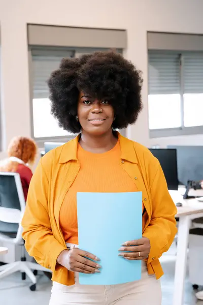 Mulher Negócios Afro Americana Olhando Para Câmera Enquanto Posava Escritório — Fotografia de Stock