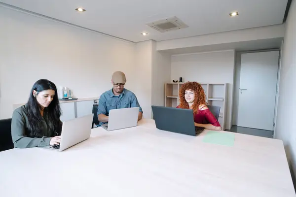 Pessoas Negócios Trabalhando Com Seus Laptops Sentados Juntos Escritório Conceito — Fotografia de Stock