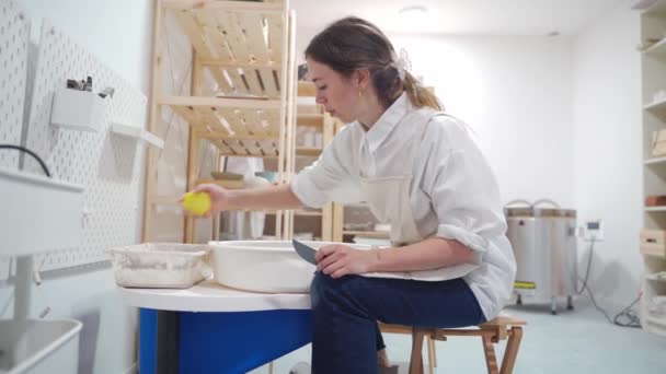Ceramista Femminile Che Lavora Nello Studio Ceramica Con Ruota Vasai — Video Stock