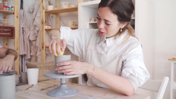 Koncentrerad Kvinnlig Konstnär Minutiöst Snida Mönster Lerkruka Keramik Hjul Studio — Stockvideo