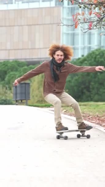 Nadšený Skateboardista Provádí Trik Křižování Cestě Městskou Zelení Moderní Budovy — Stock video