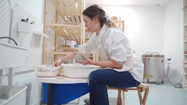 Bir Atölyede Çömlek Tekeri Kullanırken Önlük Kalıbı Içinde Kadın Çömlekçi — Stok video