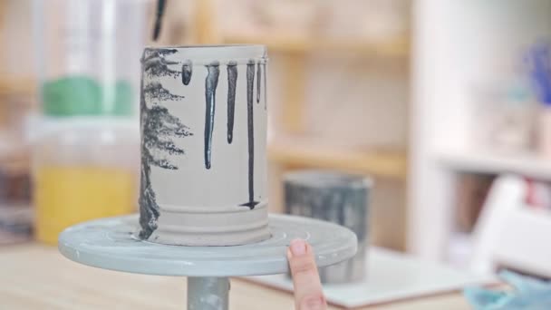 Gros Plan Des Mains Peignant Dessin Arbre Noir Sur Vase — Video
