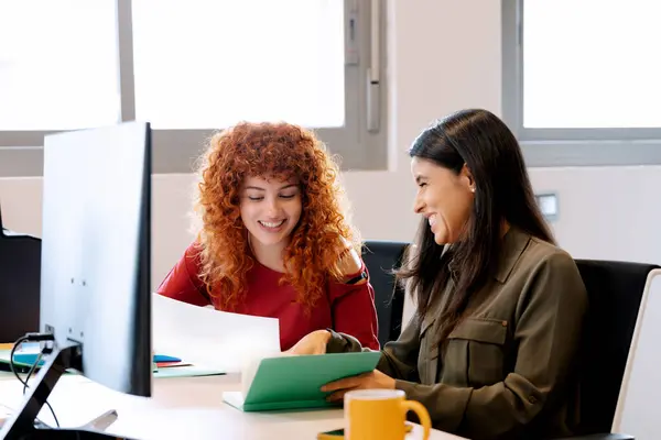 Duas Mulheres Sorrindo Enquanto Trabalham Juntas Escritório Conceito Negócio — Fotografia de Stock