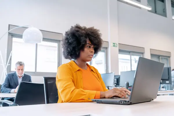 Mulher Afro Americana Trabalhando Atentamente Seu Laptop Espaço Trabalho Brilhante — Fotografia de Stock