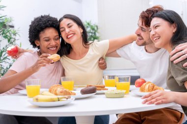 Kahvaltı boyunca Afro-Amerikan, İspanyol ve Asya kökenli arkadaşların neşeli kucaklaşmaları