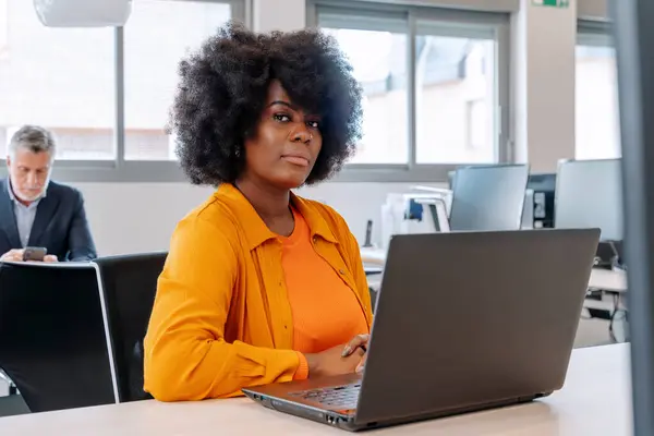 Mulher Afro Americana Confiante Com Laptop Uma Mesa Escritório Comum — Fotografia de Stock