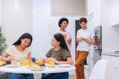 Bir grup arkadaş sağlıklı bir kahvaltı yapıyor ve birlikte vakit geçiriyorlar.. 