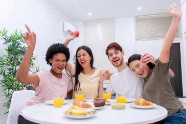 Heyecanlı bir grup arkadaş, keyifli bir kahvaltı yapıyorlar.. 