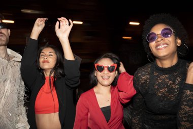 Dört arkadaşından oluşan bir grup gece boyunca dans ediyor, şehrin ışıkları hızla süzülüyor, ruhlarını yansıtıyorlar.