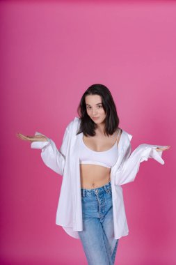 Kendine güveni tam bir kadın. Neşeli bir yüz ifadesi var. Ellerini dengede tutuyor.. 