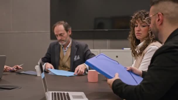Профессионалы Внимательно Изучают Файлы Ноутбук Время Совместной Встречи Офисе — стоковое видео