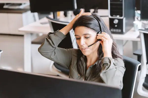 Mulher Usando Fone Ouvido Enquanto Trabalhava Escritório Conceito Negócio Tecnologia — Fotografia de Stock