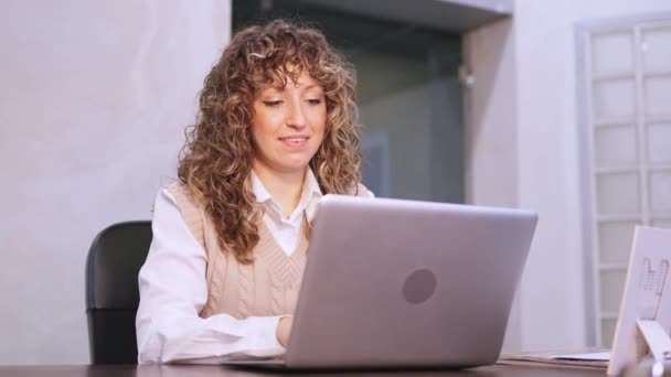 Uma Mulher Está Sentada Uma Mesa Usando Computador Portátil Para — Vídeo de Stock