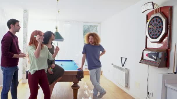 Zwei Paare Einem Freundschaftlichen Dartspiel Hause Engagiert Mit Einer Frau — Stockvideo