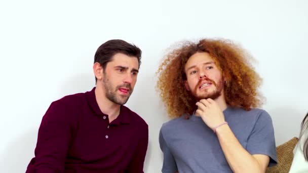 Två Män Engagerade Diskussion Med Slående Lockigt Hår Ett Minimalistiskt — Stockvideo