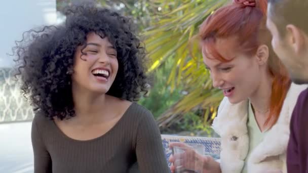 Dwie Kobiety Dzielące Śmiech Cieszące Się Rozmową Świeżym Powietrzu Tropikalnymi — Wideo stockowe