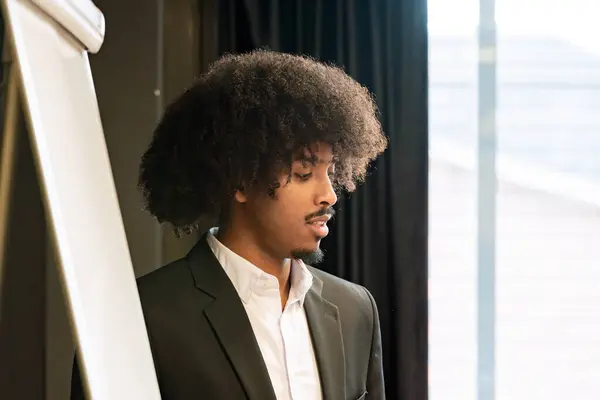 Jovem Focado Com Afro Ponderando Durante Uma Sessão Brainstorming Uma — Fotografia de Stock