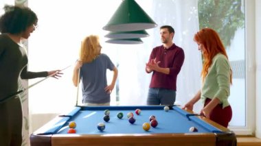 Dört arkadaş bilardo oynuyor ve bir kadın topu doğal ışığın olduğu bir odada batırmaya heyecan verici bir tepki veriyor.. 