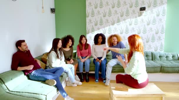 Różnorodni Przyjaciele Dzielą Się Śmiechem Siedząc Jasnym Salonie Stylowym Zielonym — Wideo stockowe