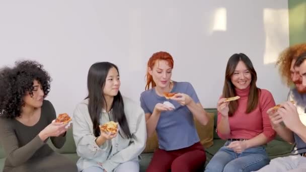 Grupo Amigos Multiétnicos Compartilham Risos Pizza Uma Reunião Casual Acolhedora — Vídeo de Stock