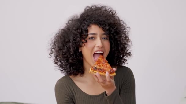 Жінка Кучерявим Волоссям Посміхається Їсть Піцу Висловлюючи Захоплення Простому Чистому — стокове відео