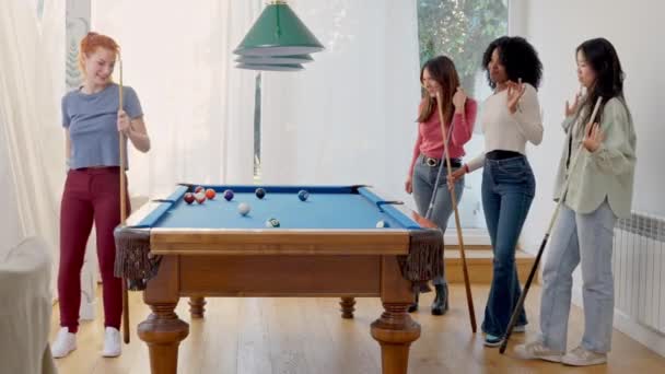 Τέσσερις Φίλοι Παίζουν Μπιλιάρδο Κοκκινομάλλα Παίζει Εντυπωσιακά Μια Μπάλα Που — Αρχείο Βίντεο