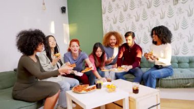 Rahatlatıcı ve dost canlısı bir evde pizza yiyip sohbet eden yedi arkadaş grubu.. 