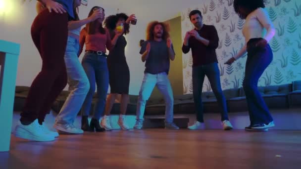 Skrattande Vänner Njuta Fest Med Rödhårig Man Utför Breakdance Flytta — Stockvideo