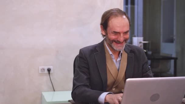 Радостный Старший Бизнесмен Триумфально Поднимает Кулаки Своим Ноутбуком Современной Офисной — стоковое видео