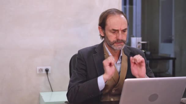 Uomo Affari Maturo Che Sperimenta Emicranie Mentre Digita Sul Computer — Video Stock